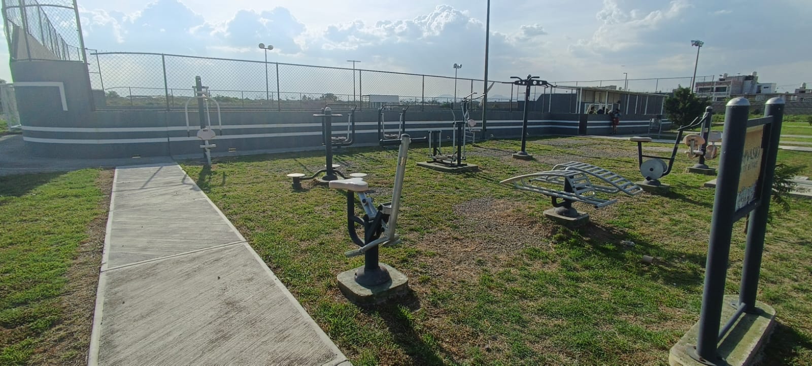 Gimnasio al aire libre y cancha de fútbol
